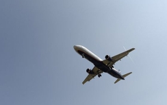 Ấn Độ phạt hãng hàng không thả chất thải giữa trời